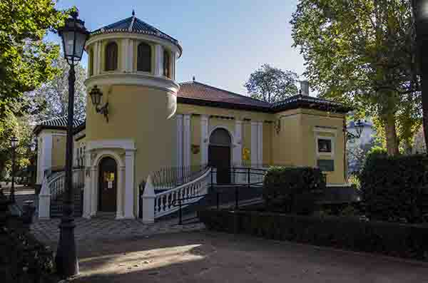 Granada 249 - biblioteca pública del Salón.jpg